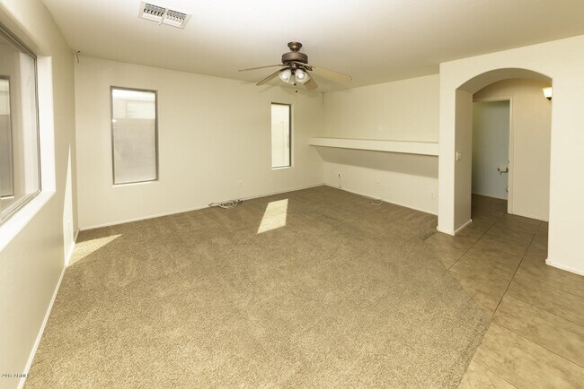 Building Photo - BEAUTIFUL 4 BED 2.5 BATH, OVER 2300SQFT., ...