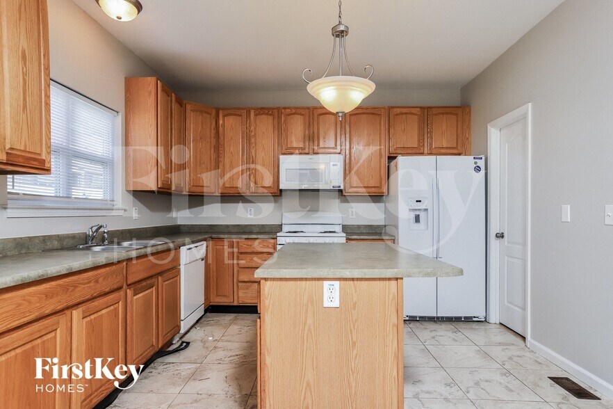 Building Photo - 107 Trailing Oak Ct