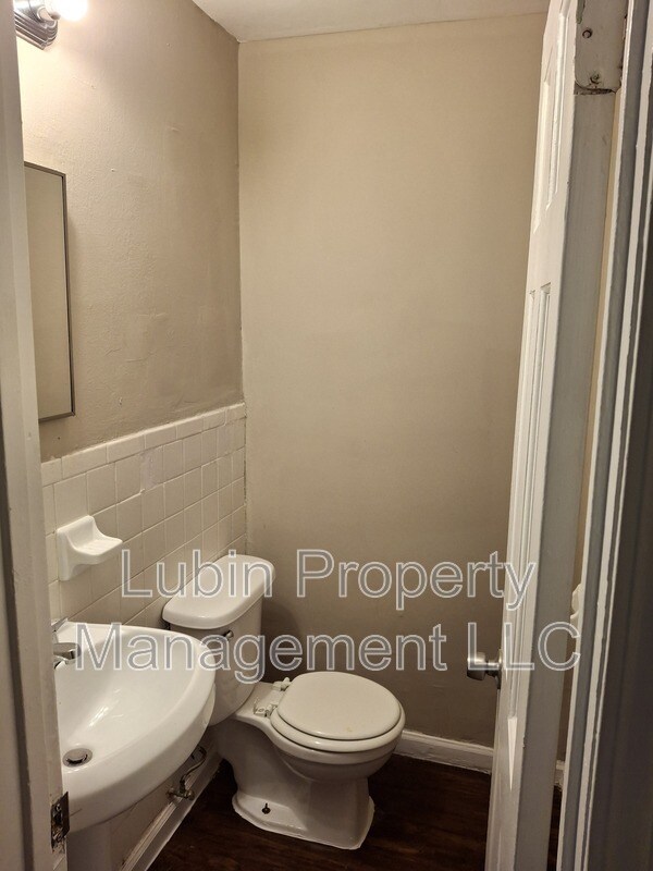 Building Photo - 1221 Tahoe Rd