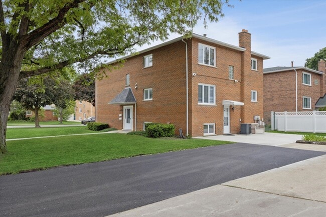 Building Photo - 801 Barnsdale Rd