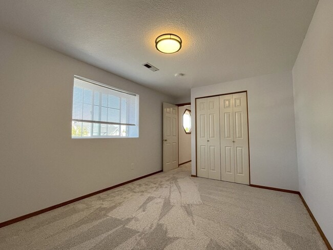Building Photo - Spacious 4-Bedroom, 2.5-Bathroom Home with...