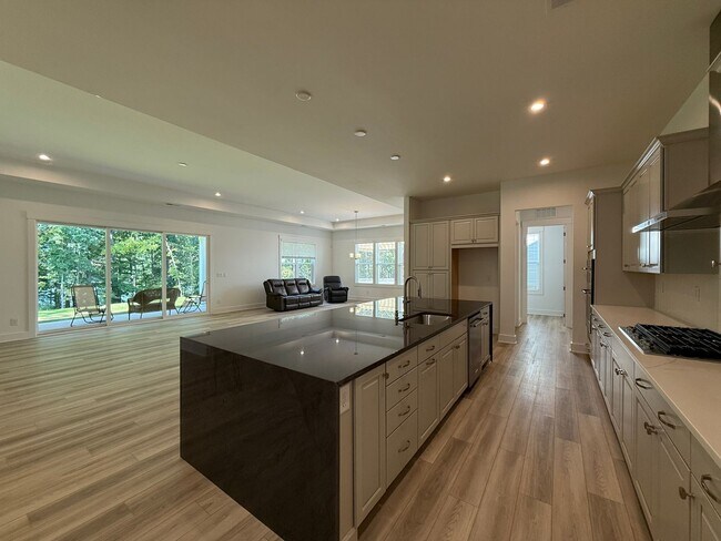 Building Photo - Beautiful 4 Bedroom Single Family Home