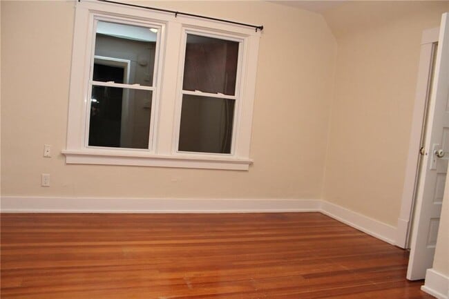 Building Photo - COMING SOON-2 Bedroom 1 Bathroom Home-1520 D Ave NE