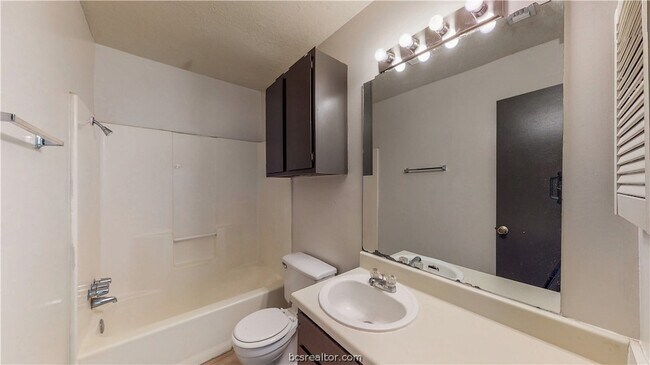 Building Photo - 725 Peppertree Dr