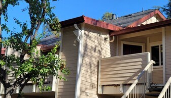 Building Photo - 1022 Cedar Gables Dr