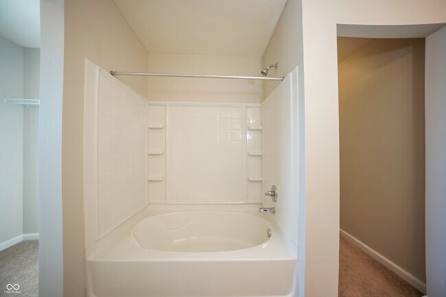 Building Photo - 890 Redwood Dr
