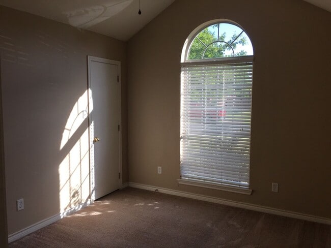 Building Photo - Beautiful 3/2 House A On Corner Lot!