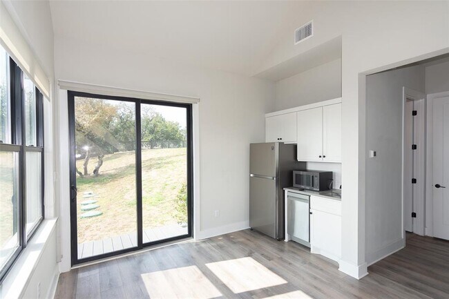 Building Photo - 2802 Lawrence Dr