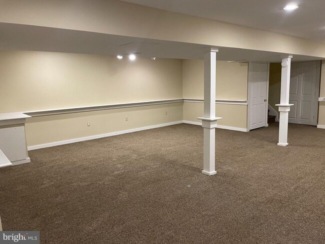 Building Photo - 673 Warren Dr
