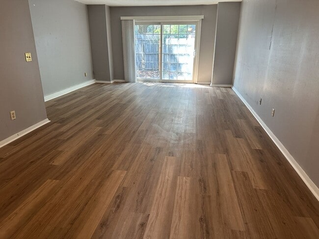 Building Photo - 11 Knollwood Cir