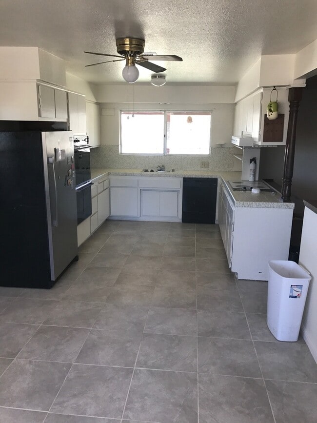 Building Photo - COUNTRY LIVING 2 BEDROOM HOME IN APPLE VALLEY