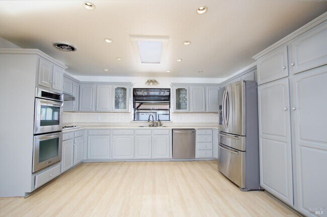 Building Photo - 201 (20300 Arnold)