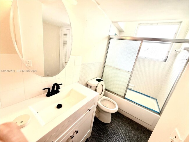 Building Photo - 1591 NE Miami Gardens Dr
