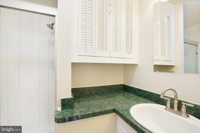 Building Photo - 4339 Cedarlake Ct