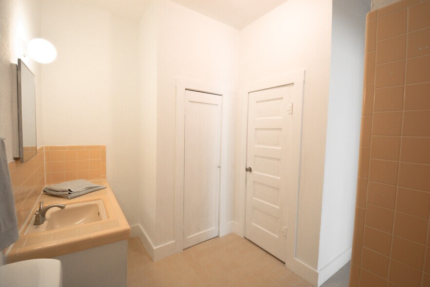 Building Photo - 814 W Russell Pl