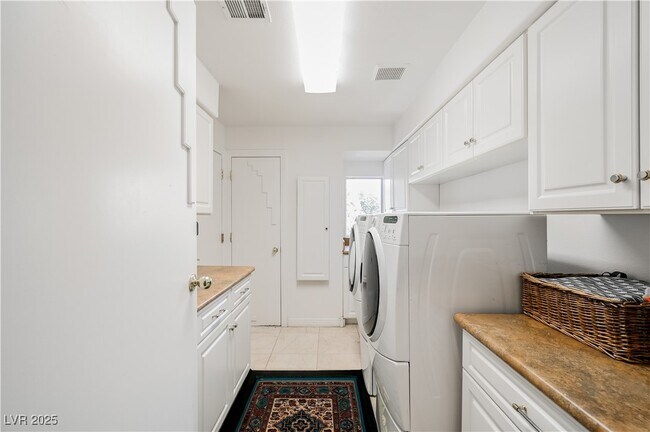 Building Photo - 2231 S Tioga Way