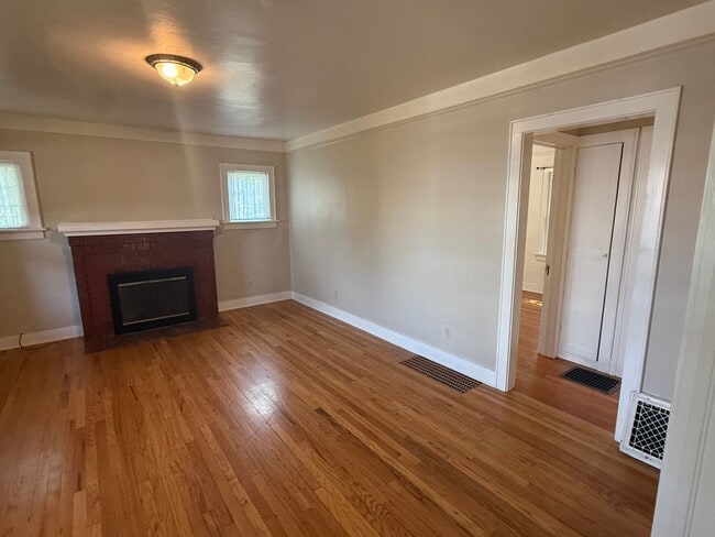 Building Photo - Charming 2BR/1BA Campus House