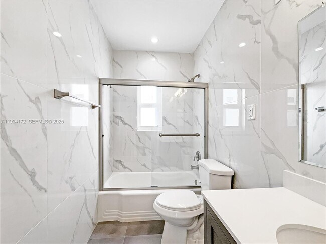 Building Photo - 955 Bay Dr