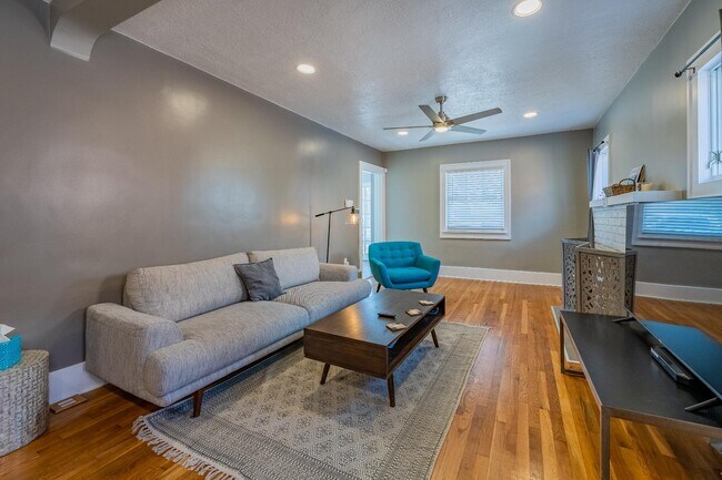 Building Photo - 722 Marquette Ave NW