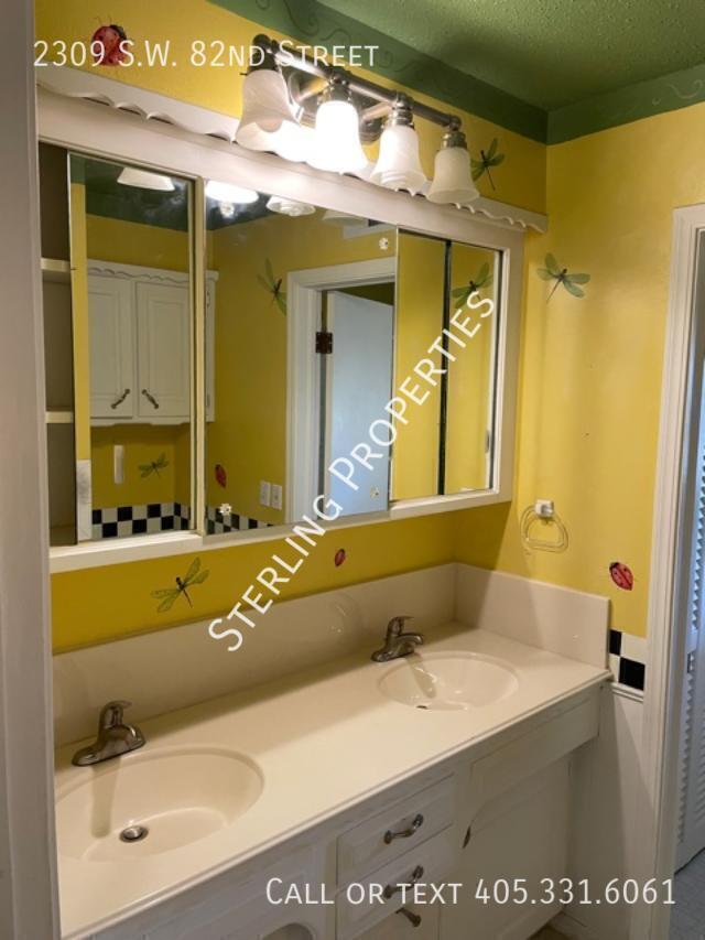 Building Photo - 2309 SW 82nd St