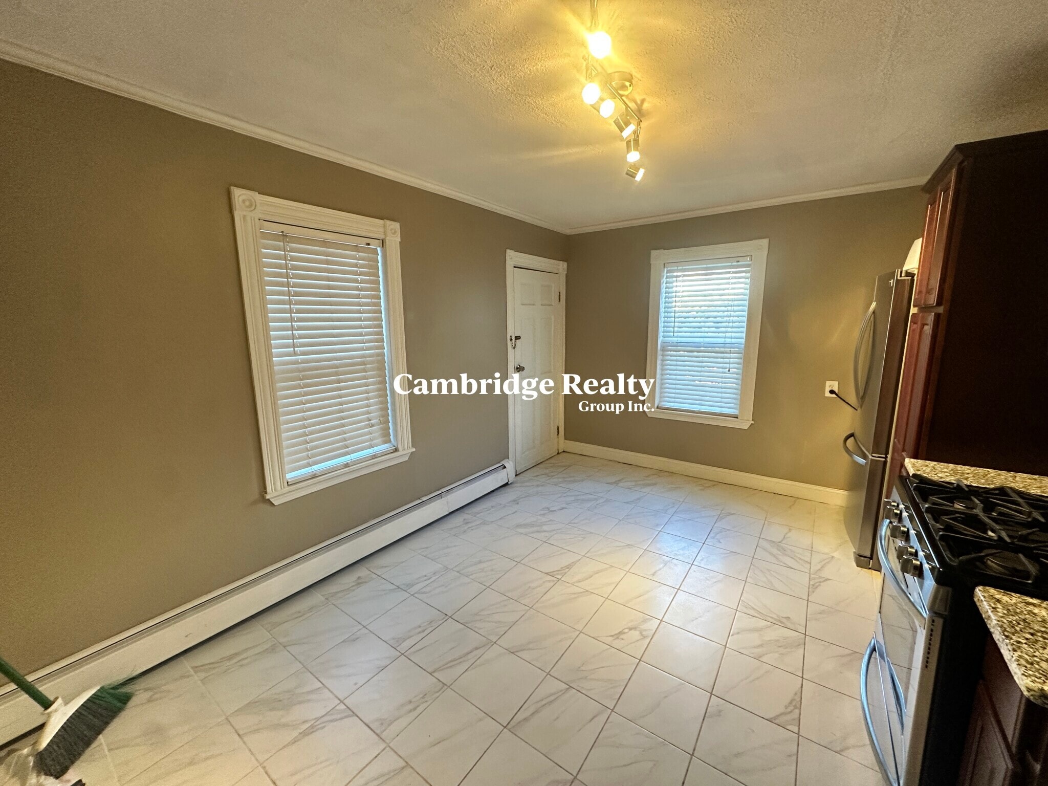 Building Photo - 20 Linden St