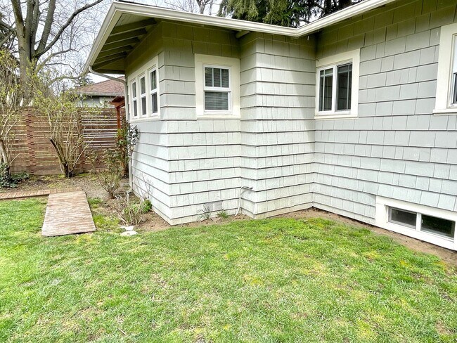 Building Photo - Classic 1922 Alameda Home with Beautiful A...