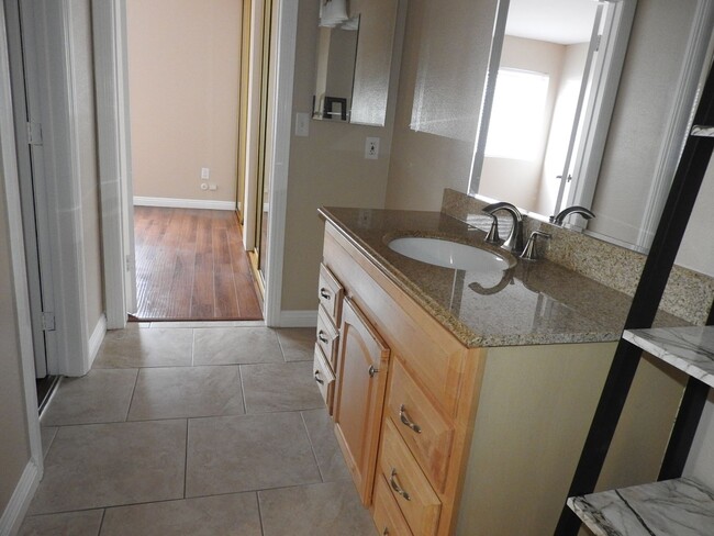 Building Photo - CENTRALLY LOCATED 1 BR CONDO