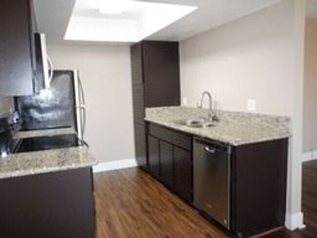 Building Photo - Charming 2nd floor townhome with large, co...