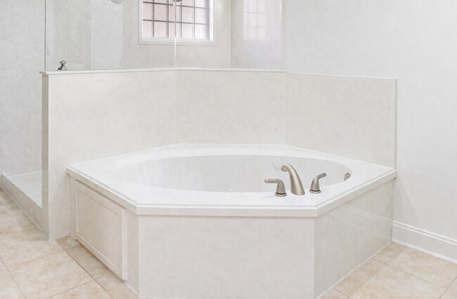 Building Photo - 4 Bedroom in Ideal Neighborhood!!