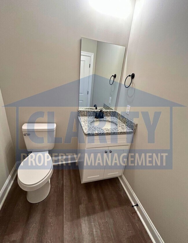 Building Photo - Spacious 4-bedroom home in prime Cleveland...