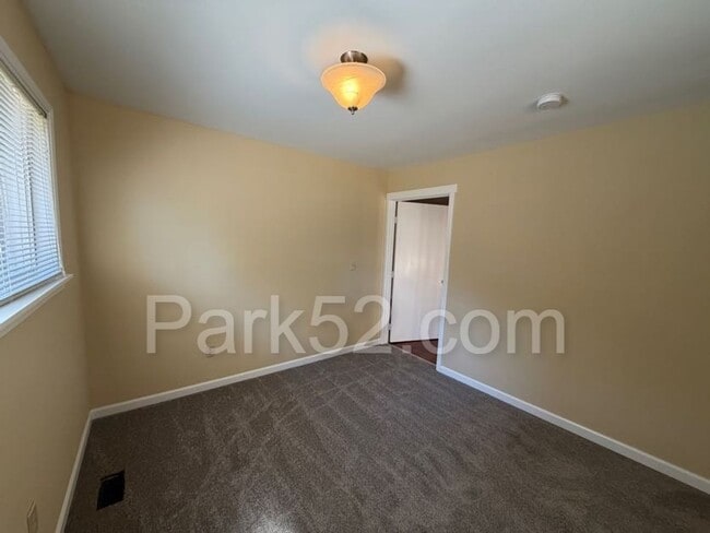 Building Photo - 4 Bedroom 2 Bathroom Single Family Northeast Tacoma Home