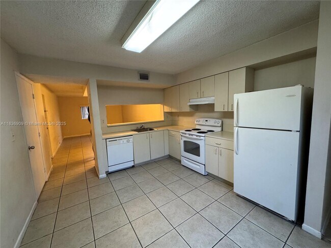 Building Photo - 8249 SW 149th Ct