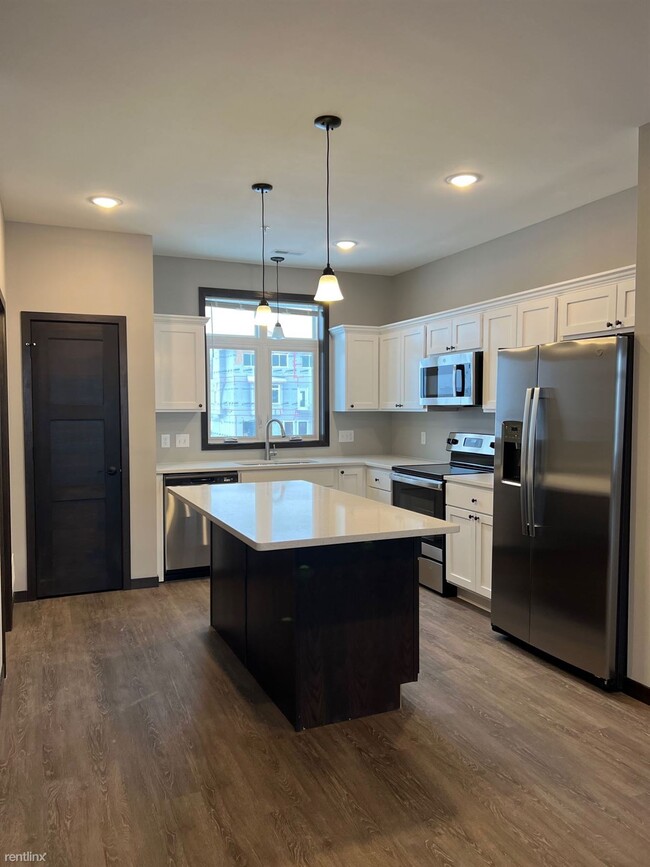 Building Photo - 3 br, 2.5 bath Townhome - Benson Courtyard...