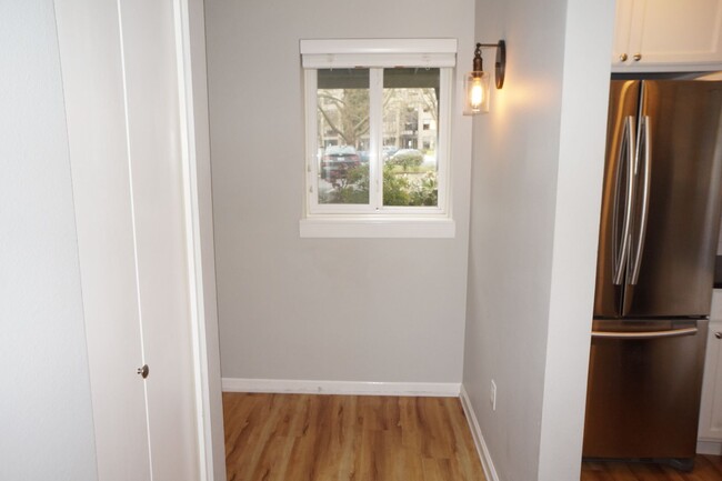 Building Photo - S. Landing 2 bedroom condo with Willamette...