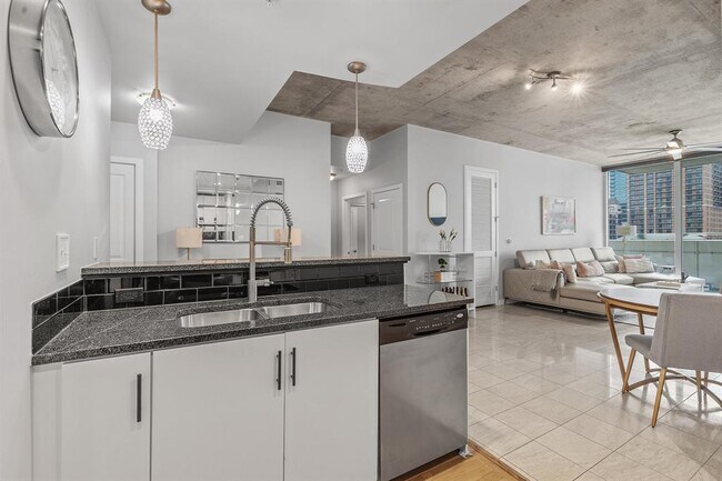 Building Photo - 360 Nueces St