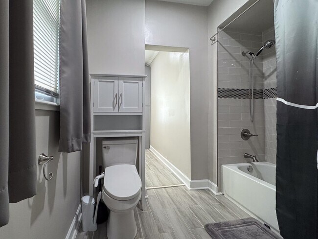 Building Photo - 3350 Highland Park Pl