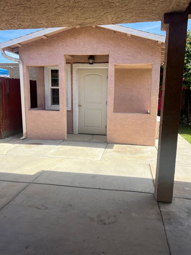 Building Photo - Lovely 3 bedroom 2 bath home in a great neighhborhood