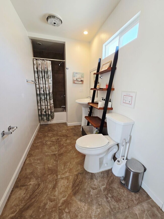 Building Photo - Fully Furnished, Secluded & Private