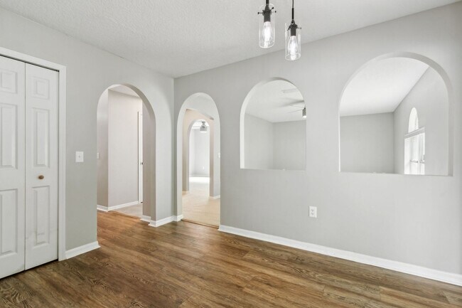 Building Photo - Newly Renovated 4 Bedroom!