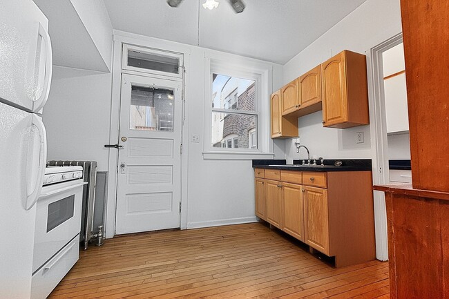 Building Photo - Large 3-bed/1-bath Apartment in the Heart of Rogers Park!