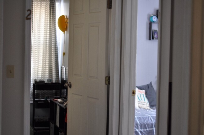 Building Photo - 204 Cherry St