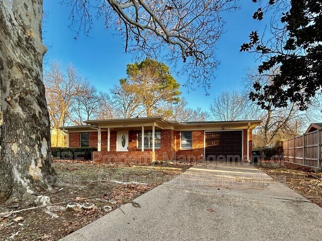 Building Photo - 1607 Briarwood Blvd