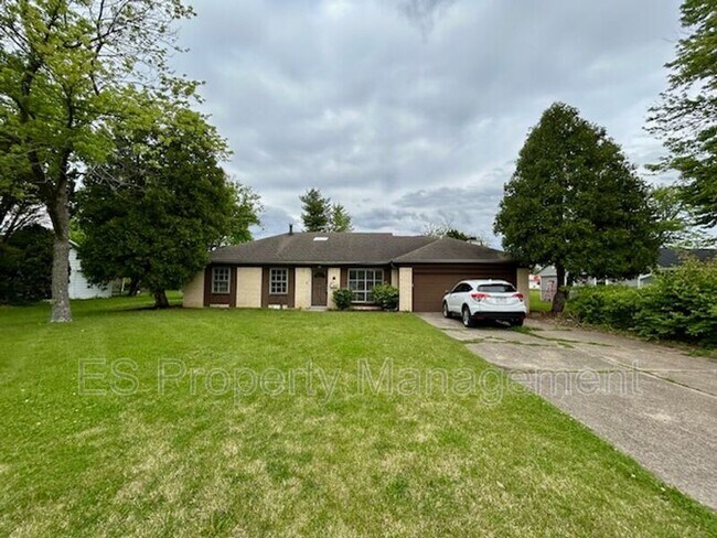 Building Photo - 825 Sweetbriar Ave