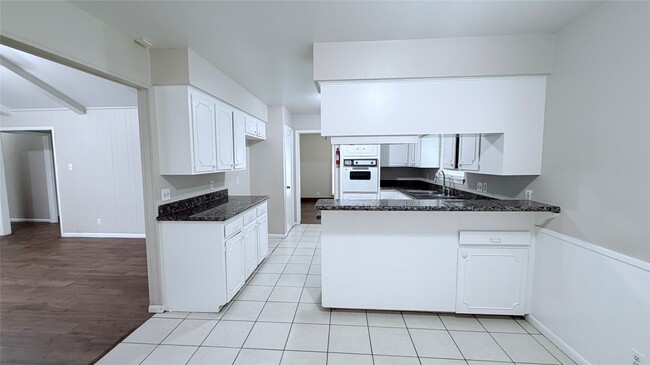 Building Photo - 7003 Captain Dr