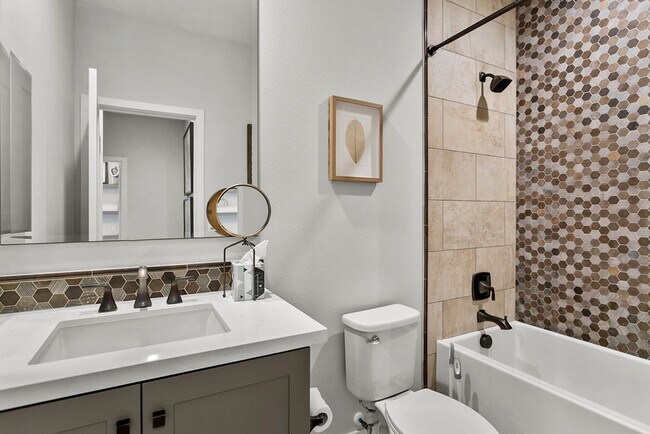 Building Photo - FURNISHED MODEL TOWNHOME IN HOA COMMUNITY