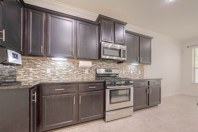 Building Photo - 2261 Oak Cir Dr N