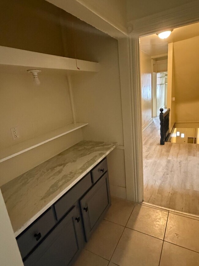 Building Photo - 121 Laurel St