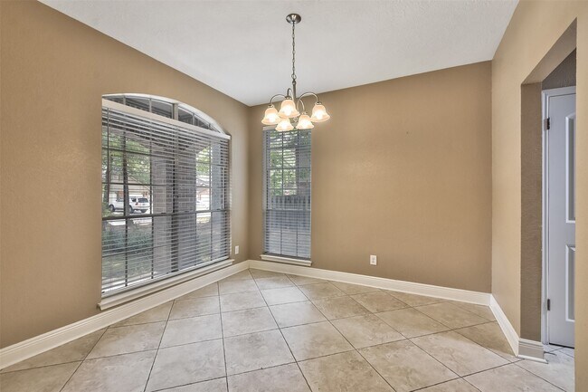 Building Photo - 5 E Willowood Ct