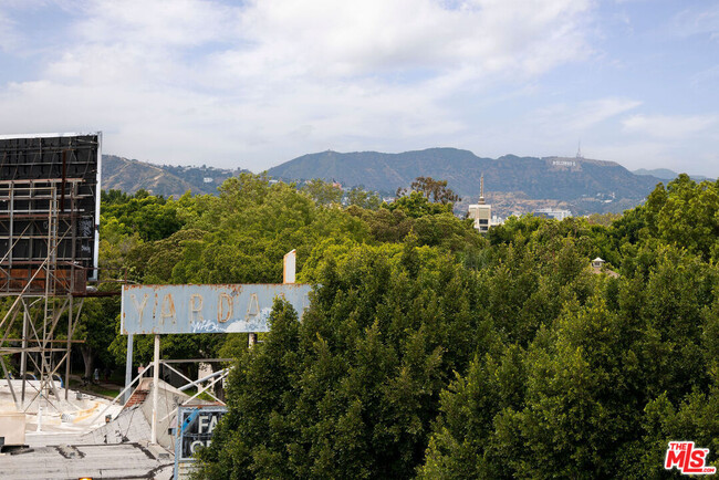 Building Photo - 637 S Fairfax Ave