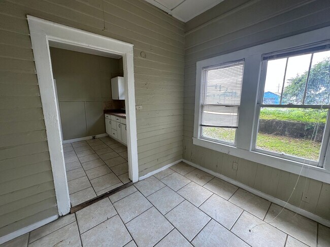 Building Photo - 3 bedroom, 1 bathroom Home NOW AVAILABLE!